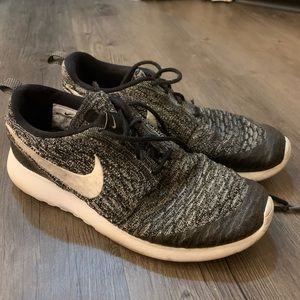 Women’s black Nike tennis shoes